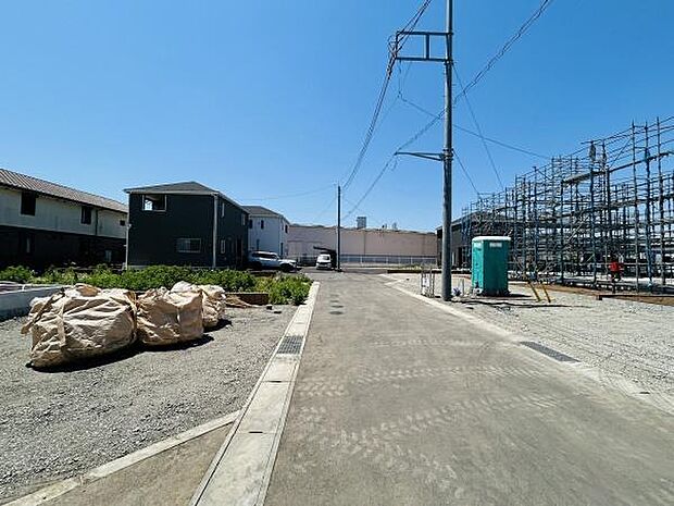 前面道路が広く車の出し入れがしやすい現地写真です。整然とした街並みが印象的で開放的な空間が広がっています。周辺は新しい建物が多くこれからの発展を感じさせる環境です。