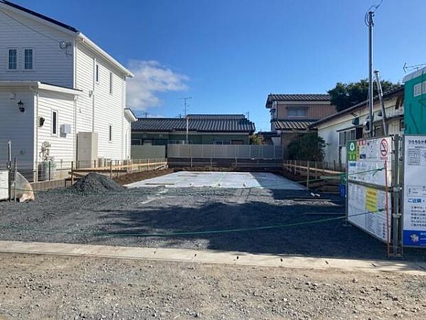 前面道路を含む現地写真です。敷地は広々とした形状で工事の進捗も確認できます。周囲の住宅と調和した落ち着いた環境です。日当たりの良い立地となっています。