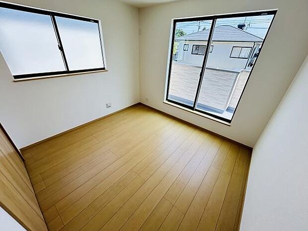 大きな窓から自然光がたっぷり入り明るく開放感のある寝室です。シンプルな内装でお好みのインテリアを楽しめます。収納スペースも確保されておりすっきりとした印象です。静かな環境が広がる窓辺も魅力です。