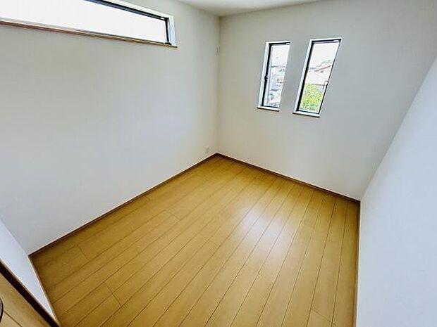 明るい光が差し込む二面採光の子供部屋です。木目調の床が温かみを感じさせ窓からの眺めも楽しめます。シンプルな空間でインテリアのアレンジがしやすい造りです。清潔感のある内装もポイントです。