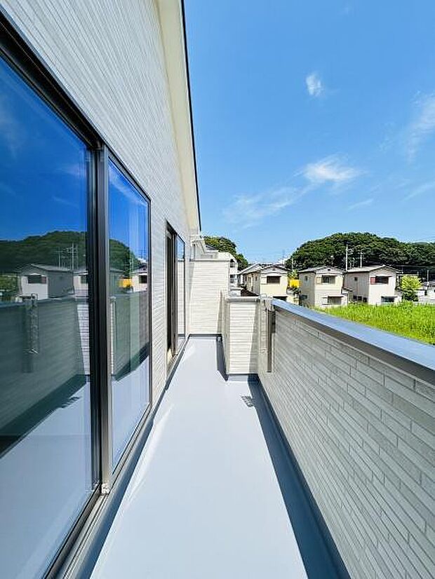 バルコニーは広々としており開放感があります。手すりがしっかりして安心感があります。陽当たりも良好で自然光がたっぷり差し込みます。目の前に広がる景色が心地よく空間が明るく保たれています。