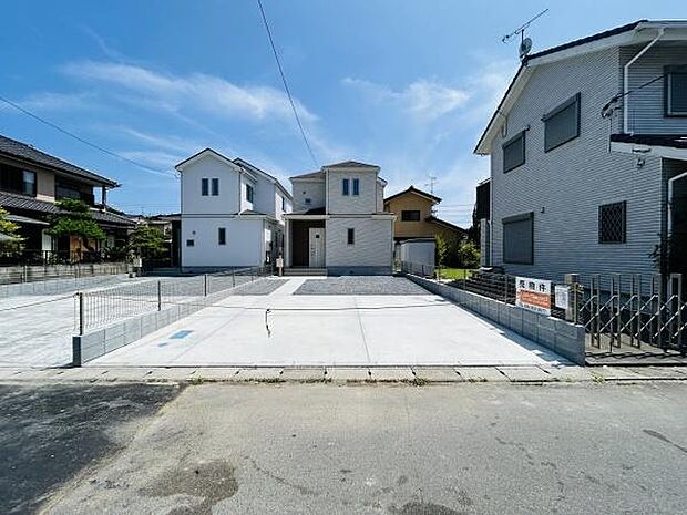 ゆったりとしたスペースが特徴の駐車場です。コンクリート敷きで清潔感があります。車の出し入れもしやすい幅広設計です。フェンス付きで区画も分かりやすくなっています。