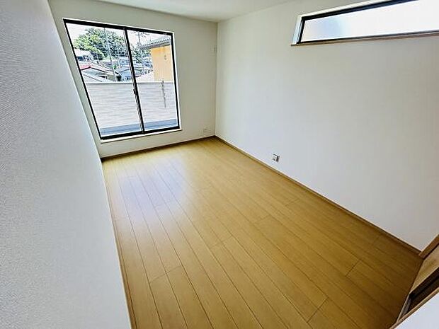大きな窓から自然光がたっぷり入る洋室です。明るく開放的な空間が広がっています。すっきりとした内装でお手入れもしやすい床材が特徴です。シンプルなデザインが様々なスタイルに対応します。