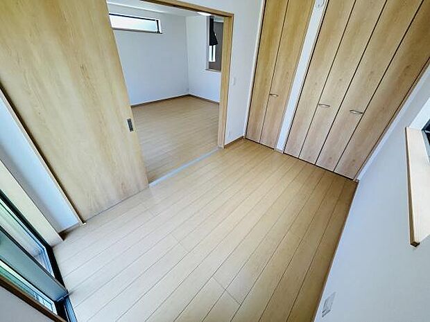洋室はスライドドアで仕切られており空間の使い方に幅が広がります。窓があり採光が期待できます。クローゼットも備わっており収納スペースが確保されています。ナチュラルなフローリングが特徴的です。
