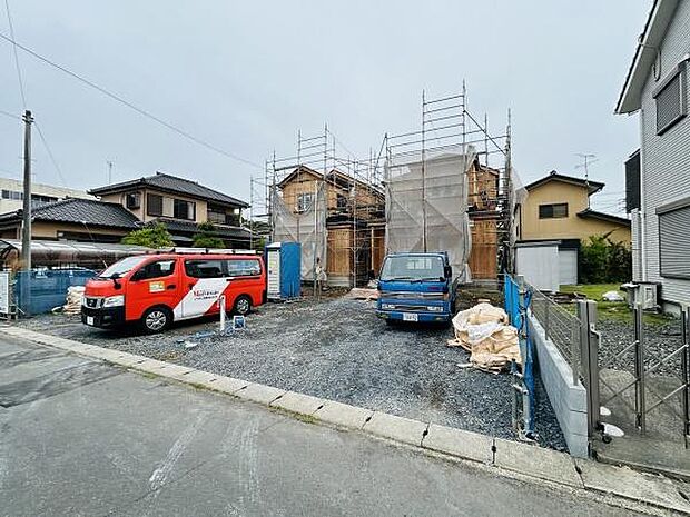 建築中の建物が確認でき周辺には住宅が建ち並ぶ落ち着いた環境です。敷地も広めでゆとりを感じさせます。現在工事中のため今後の完成が期待されます。前面道路からのアクセスも便利です。