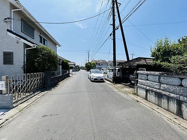 前面道路は広く車の通行や出入りがしやすい環境です。周辺は落ち着いた住宅街が広がっています。道路沿いには手入れの行き届いた植栽や住宅が並び清潔感があります。