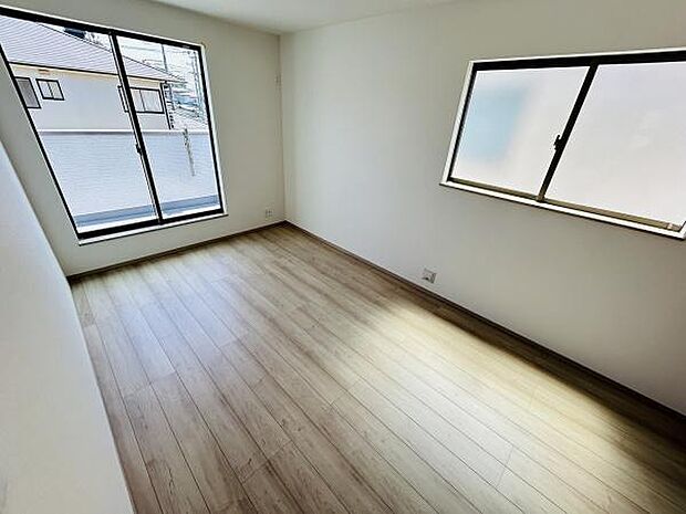 大きな窓から自然光がたっぷり入る寝室です。シンプルな内装でアレンジがしやすい空間となっています。フローリングが明るく清潔感を感じられます。二面採光で通風も快適です。