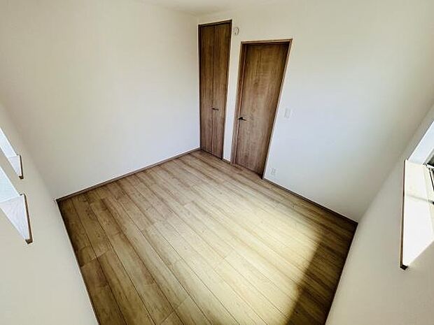 明るい光が差し込む子供部屋です。ナチュラルな木目調の床が落ち着いた雰囲気を演出しています。収納スペースも備わっておりすっきりとした空間です。シンプルな内装で様々な使い方が可能です。