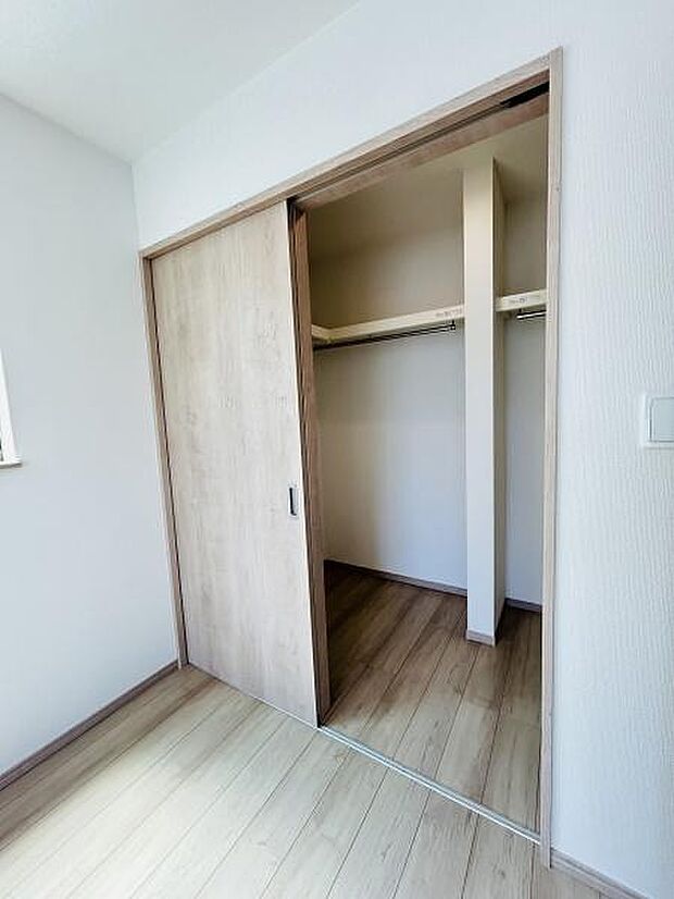 クローゼットの扉はナチュラルな木目調でお部屋に馴染みやすいデザインです。中は広々としたスペースが確保されているので衣類や小物をすっきり整理できます。
