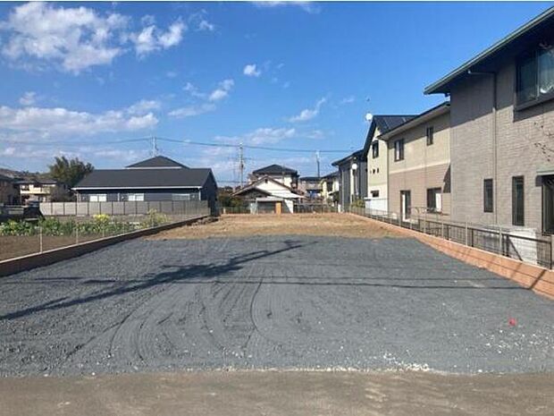 広々とした現地写真です。周囲には住宅が立ち並び落ち着いた雰囲気のエリアとなっています。日当たりもしっかり確保できる印象です。道路から敷地までのアクセスも良好です。