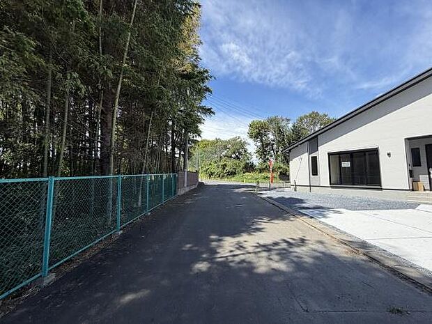 前面道路は広々としており車の出入りもスムーズに行えます。静かな環境で周囲には自然も感じられます。建物と道路の距離が適度に確保されています。日当たりも良好です。