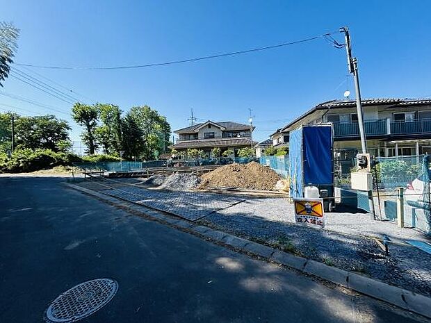 日当たりの良い建築現場です。道路に面しており見通しのよい場所に位置しています。周囲には緑も多く落ち着いた住宅エリアとなっています。接道部分も広く車の出入りに便利です。
