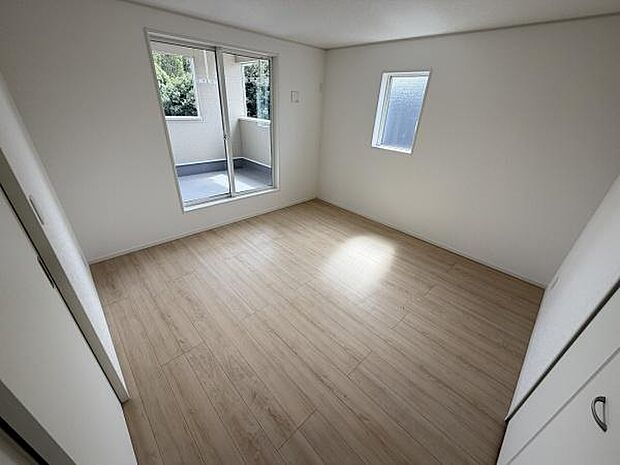 二面採光で明るい空間が広がる寝室です。シンプルな内装が特徴的で使い勝手の良さが魅力です。収納スペースも備わり室内をすっきりと保つことができます。バルコニーへの直接アクセスも可能です。