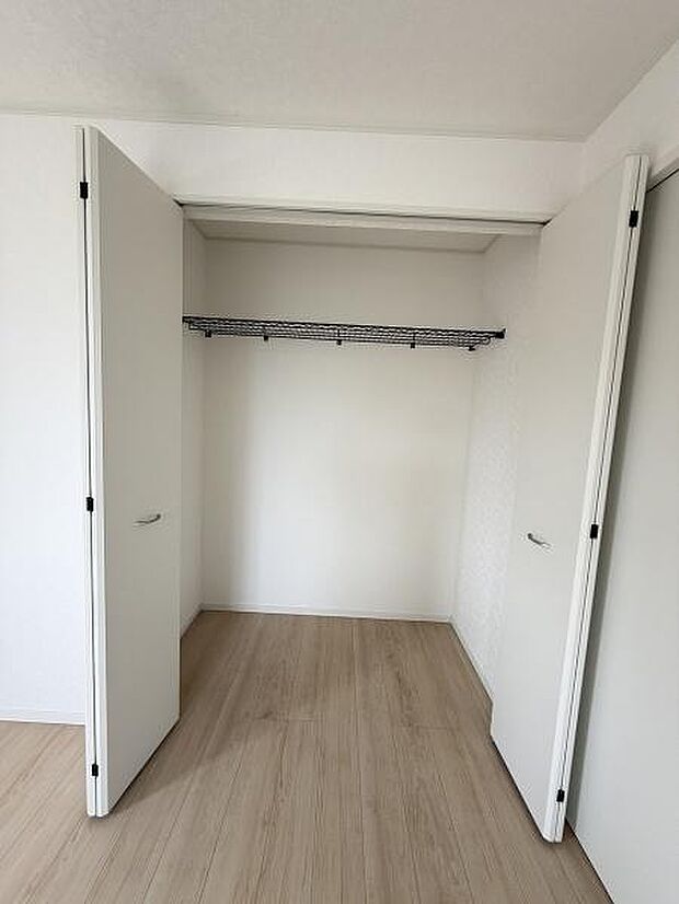 扉が大きく開く仕様で収納内部が見やすく整理しやすい空間です。ハンガーポール付きで衣類の収納にも便利です。シンプルな構造のためさまざまな使い方が可能です。床から天井までしっかりスペースを活用できます。
