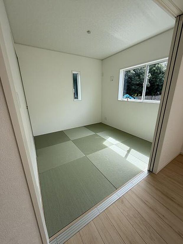 窓から自然光がしっかりと入る明るい和室です。畳の配置がアクセントになり落ち着いた空間に仕上がっています。シンプルな内装で様々な使い方が可能です。