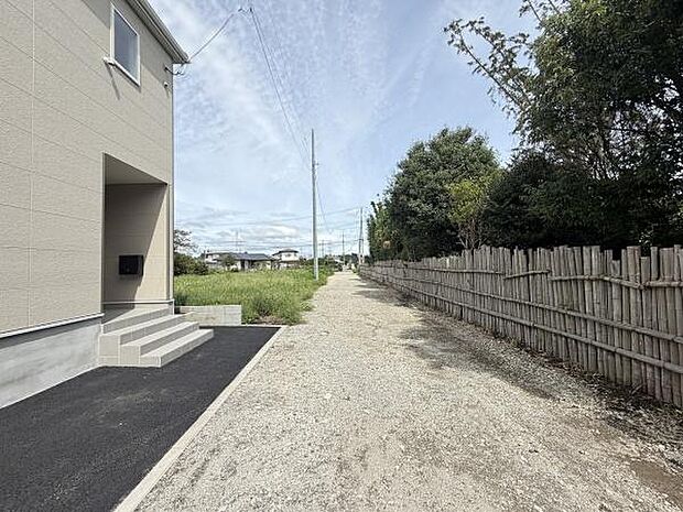 前面道路はゆったりとした印象で車の出入りもしやすく感じられます。周囲に緑が多く静かな環境を楽しめます。建物前には広めのスペースがあり使い勝手の良い配置です。