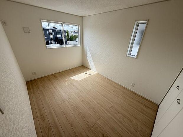 二面採光で明るさを感じられる子供部屋です。シンプルな内装が魅力的です。窓からの景色も楽しめます。収納スペースも備わっております。清潔感のある空間が印象的です。