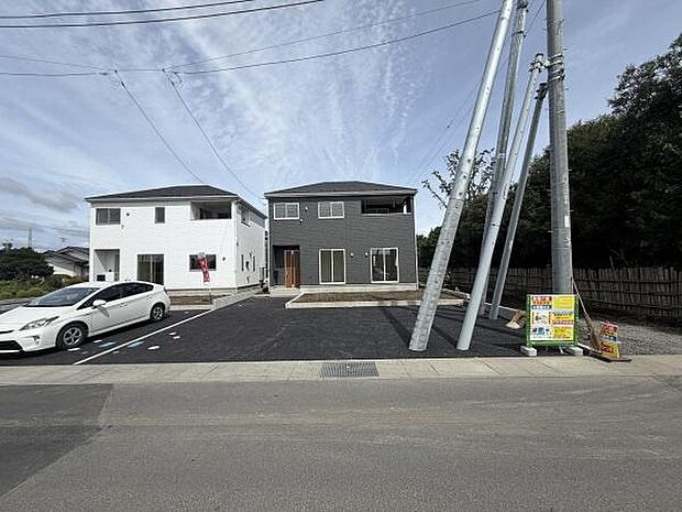 舗装された駐車場が広く車の出し入れがしやすいスペースです。敷地内にゆとりがあり複数台の駐車にも対応できます。前面道路も広くアクセスしやすい環境です。建物前の駐車スペースが明確に区切られています。