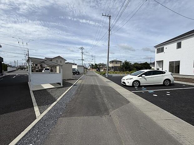 前面道路は見通しが良く車の出入りがしやすい印象です。周辺には戸建てが多く落ち着いた雰囲気が感じられます。敷地内には駐車スペースが確保されています。周囲の建物との距離も適度です。