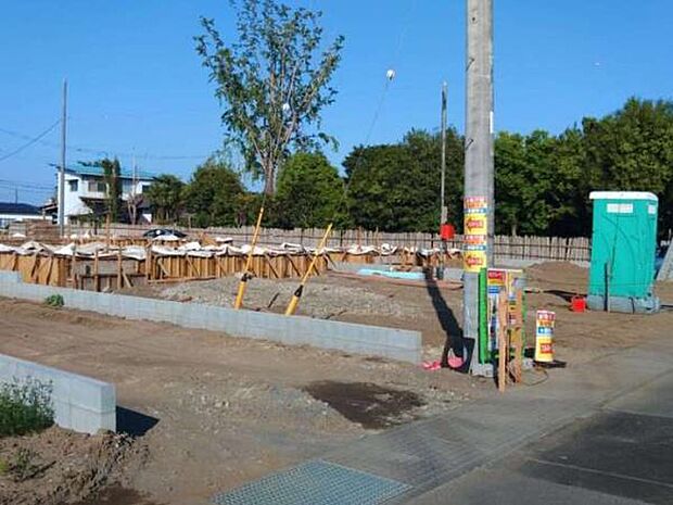 現地の様子がはっきりとわかる写真です。前面道路も整備されておりアクセスしやすい印象です。周辺には緑が多く環境が感じられます。新築工事中の様子も確認できます。