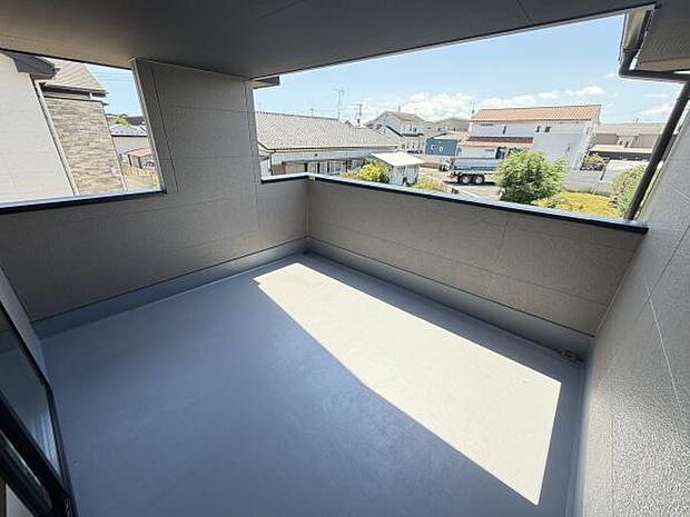 屋根付きのバルコニーで天候に左右されずに活用できます。開放的な壁のデザインが外の景色をしっかりと楽しめます。ゆったりとしたスペースがあり自由な使い方が可能です。周囲の住宅街の雰囲気も感じられます。