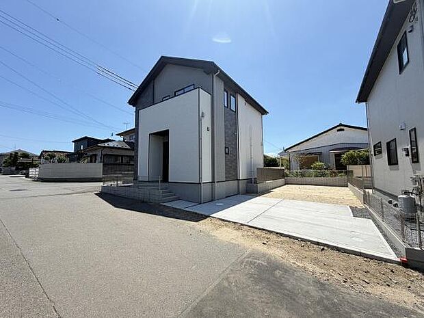 広々とした駐車スペースが確保されています。前面道路もゆとりがあり車の出し入れがしやすいです。駐車場はコンクリート仕上げとなっております。住宅と隣り合う位置に駐車場が設けられています。