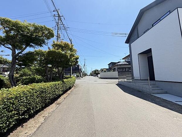 日当たりの良い前面道路が広がり見通しの良さを感じられます。植栽も手入れされ清潔感のある住宅街です。電柱や電線が整然と配置されており周辺環境が整っています。舗装も整っており歩きやすい印象です。
