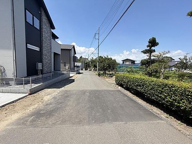 前面道路が広く車の出入りがスムーズに行えます。周囲は住宅と緑に囲まれており落ち着いた雰囲気です。空が広く開放感のある立地です。建物外観もモダンな印象です。