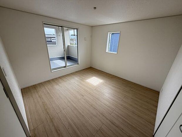 明るい光が差し込む寝室です。窓が2面あり風通しが良好です。バルコニーに直接アクセスできる点も魅力的です。シンプルな内装で家具の配置がしやすいです。
