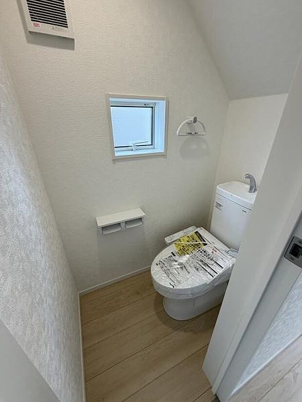 コンパクトで清潔感のあるトイレ空間です。小窓が付いており自然光を取り入れやすい設計になっています。換気設備も備わっているため快適な環境を保てます。