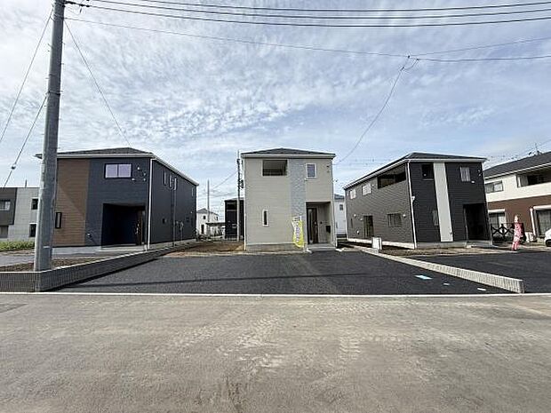 広々とした駐車場が正面に整備されておりお車の出し入れもスムーズに行えます。駐車スペースが複数台分確保されている点が魅力です。新築住宅が並ぶエリアですっきりとした外観が特徴的です。