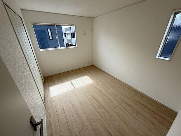 二面に窓があり自然光がしっかりと入る洋室です。室内はシンプルで使い勝手の良い間取りとなっています。床はナチュラルな色合いでどんなインテリアにも合わせやすいです。