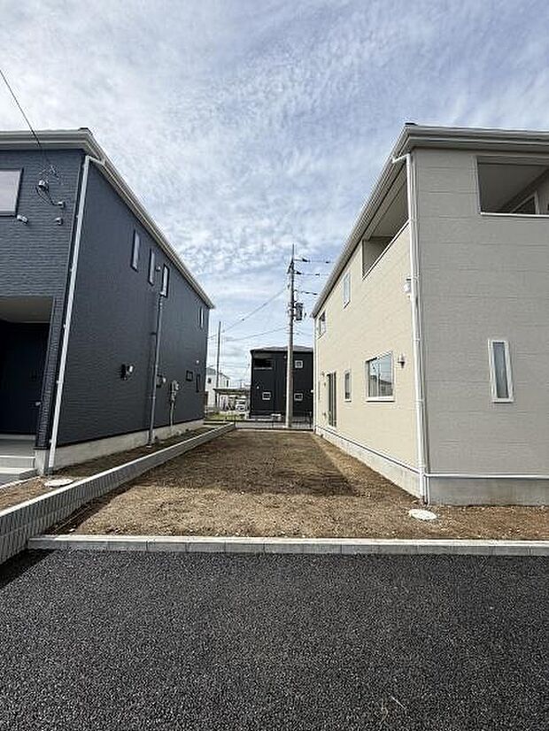 庭のスペースがしっかりと確保されています。両隣との距離もしっかりと取られており開放感があります。外構アレンジを楽しめるフラットな地面です。明るい空が広がり空間の印象が広がります。