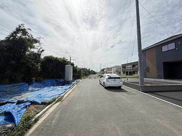 前面道路が広く車の出し入れもスムーズに行えます。周囲には緑も豊かで開放感があります。舗装された道路が綺麗に整備されています。電柱や設備が新しい印象です。周辺の住環境も良好です。