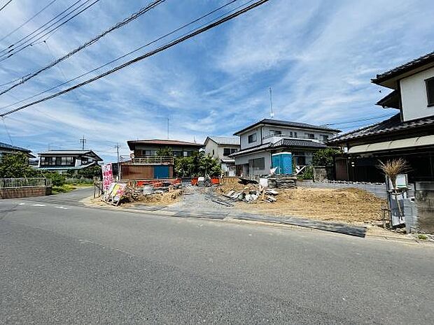 閑静な住宅街に位置する土地です。整った道路が魅力的で周囲には住宅が立ち並んでいます。ゆとりのある区画で車の出入りもスムーズに行えます。開放感のある角地で日当たりも期待できます。