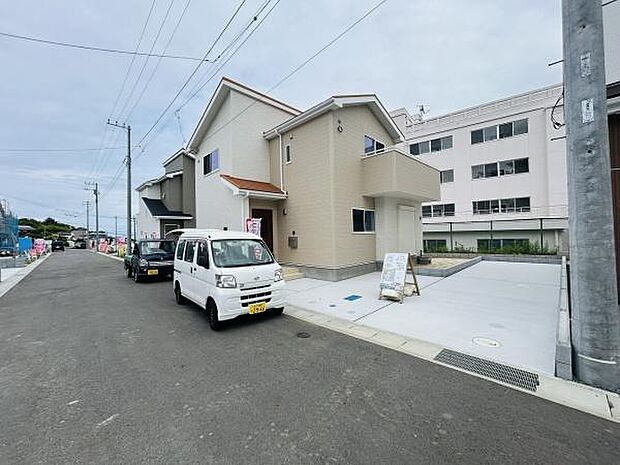 敷地内に駐車スペースが確保されており車の出し入れもしやすいレイアウトです。前面道路も広めで車の移動がスムーズに行えます。駐車場スペースがしっかり整備されており日常の利便性が高まります。