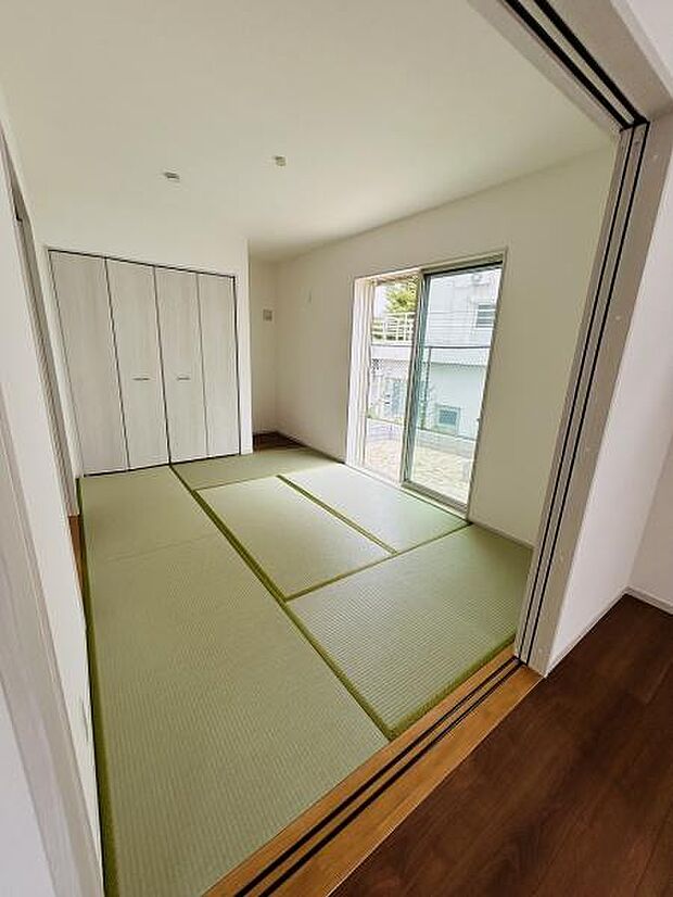 南向きの窓から光が差し込む和室です。シンプルなデザインですっきりとした空間が魅力となっています。畳の質感が心地良く使い勝手の良い間取りです。収納スペースも備わっていますので整理整頓がしやすいです。