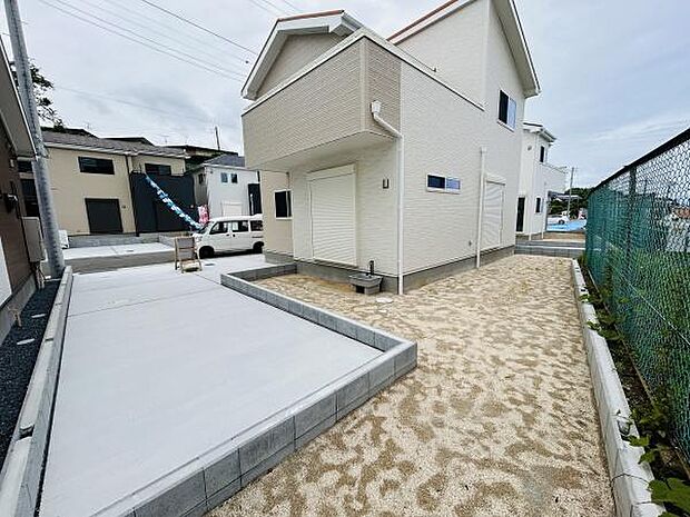 ゆったりとした敷地に広がる庭が特徴です。砂利敷きで管理がしやすく整った外観が魅力です。周囲に高い建物が少なく開放感があります。シンプルなつくりで様々な使い方に対応できます。