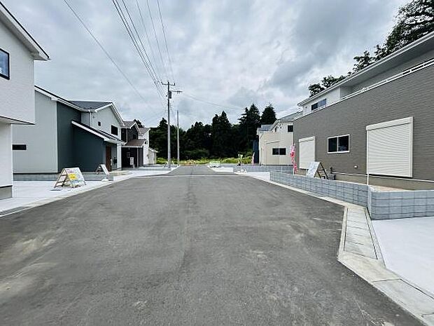 前面道路が広く車の出入りがしやすい造りです。周辺は新しい住宅が立ち並びすっきりとした街並みが特徴です。道路面も舗装されており整った印象があります。落ち着いた環境の中で快適に過ごせる現地です。