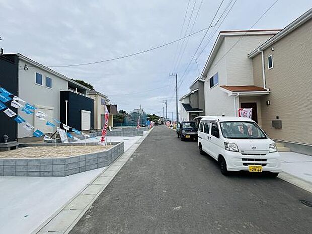 前面道路が広く車の出し入れがしやすい印象です。周囲の住宅も新しく整った街並みが特徴です。駐車スペースも確保されており生活動線もスムーズです。ゆったりとした道路幅が安心感を与えます。