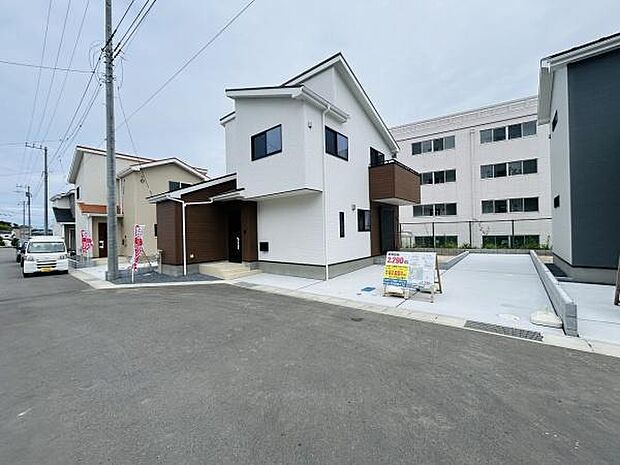 敷地内にゆとりある駐車スペースが確保されています。前面道路も広く車の出し入れがしやすい環境です。来客時にも対応しやすい設計となっています。住宅と調和した外観が印象的です。