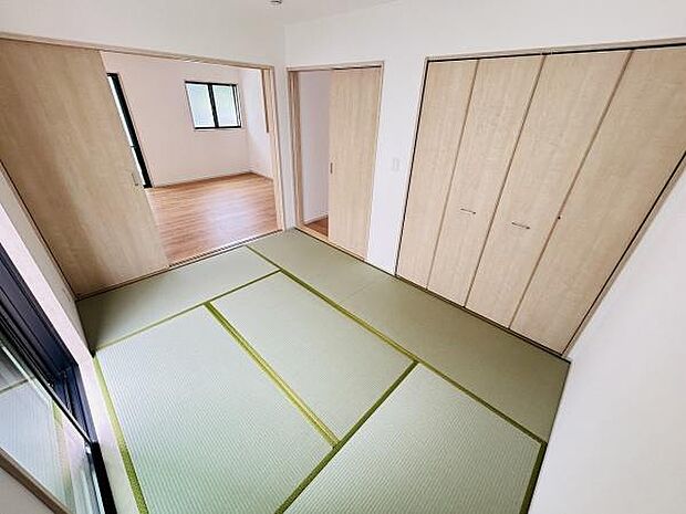 明るい光が差し込む和室は落ち着いた雰囲気を感じられます。畳の状態も良く収納スペースがしっかりと確保されています。隣室との間仕切りがあり使い分けがしやすい点も特長です。清潔感のある仕上がりです。