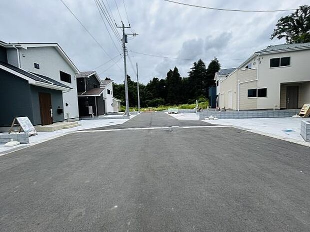 前面道路が広く車の出入りもスムーズに行えます。周辺には新しい住宅が並び整然とした街並みです。日当たりも確保しやすい現地の写真です。電線や電柱もきれいに整備されています。