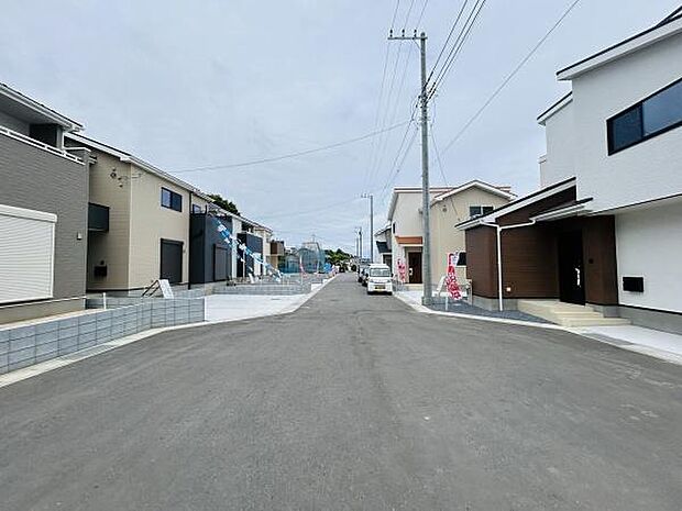 幅広い前面道路が特徴的な現地写真です。新しい住宅が整然と並びすっきりとした景観が広がっています。ゆとりある道路幅で車の出し入れもスムーズです。建物と道路のバランスが良く落ち着いた雰囲気が感じられます。