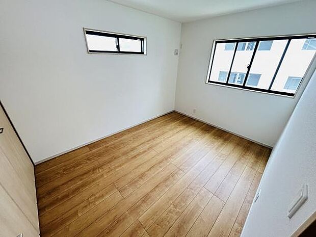 二面に窓があり子供部屋として十分な明るさを感じられます。すっきりとした内装で収納スペースも備わっています。ナチュラルなフローリングが落ち着いた雰囲気を演出します。
