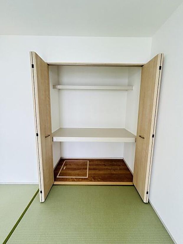 シンプルなデザインの収納スペースです。上下に分かれた棚が備え付けられており効率よく整理できます。開け閉めしやすい両開き扉が特徴です。床面はフラットで使い勝手が良好です。