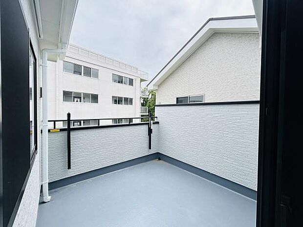 ゆとりのある広さが魅力のバルコニーです。周囲の建物との距離があるため開放感が感じられます。明るい外観に調和するデザインで日当たりも期待できます。物干しスペースにも適しています。