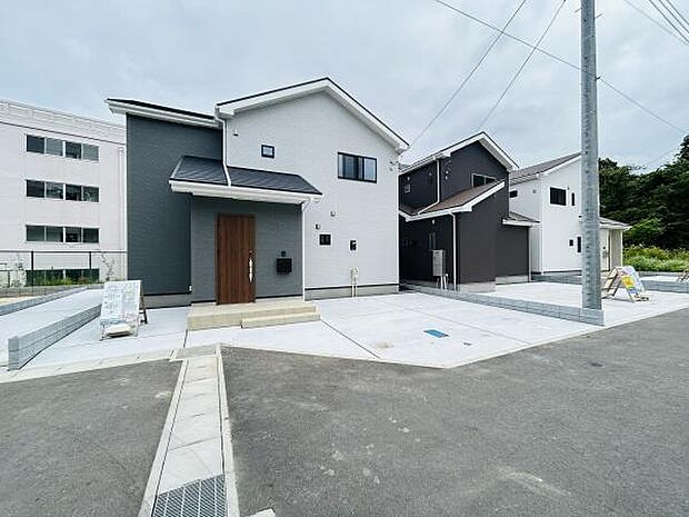 広々としたスペースが確保された駐車場で車の出し入れがしやすい設計です。敷地内に十分な余裕があり複数台の車も対応可能です。アプローチ部分もフラットで段差が少なく利用しやすい点も魅力です。