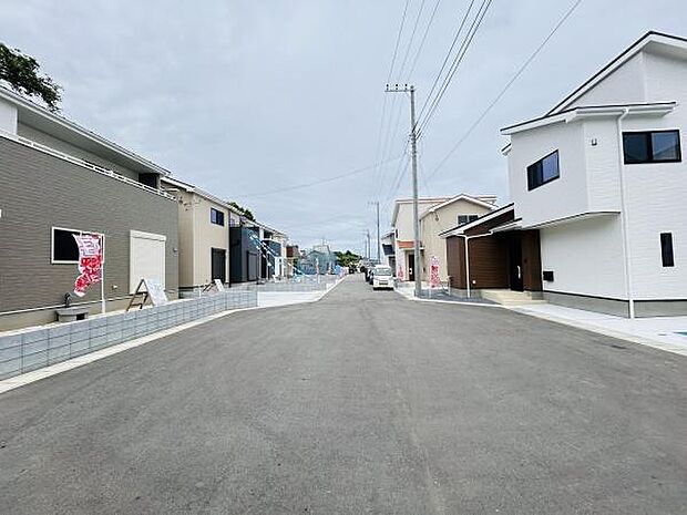 すっきりとした前面道路が広がり車の出し入れもスムーズに行えます。前面道路含む現地写真では周辺の住宅もきれいに整備されています。電柱や配線も規則的に配置されており街並みが落ち着いた印象です。