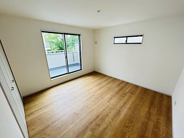 大きな窓から自然光が差し込む明るい寝室です。フローリングが広がる清潔感のある空間なので快適に過ごせます。収納スペースも備えておりスッキリと整えやすい仕様です。